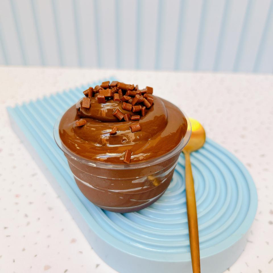 Delicioso brigadeiro tradicional cremoso finalizado com granule ao leite.