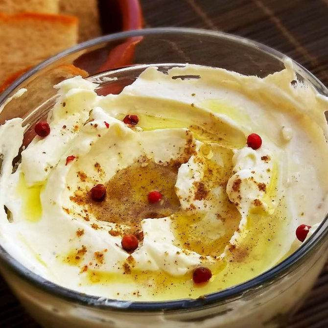 Deliciosa coalhada seca Nour, acompanha pão árabe