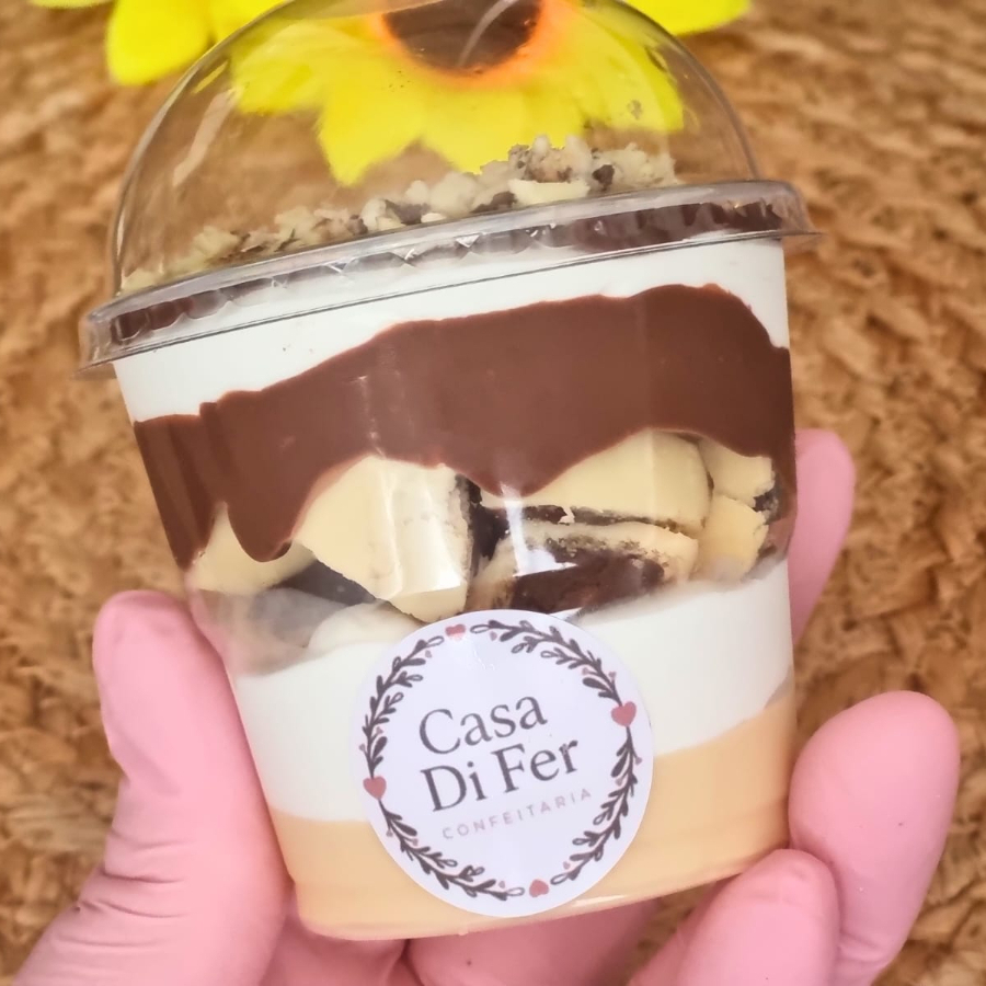 Brigadeiro branco com mousse de Ninho, Nutella, bombom ouro branco em pedaços e finalização de ganache de chocolate meio amargo