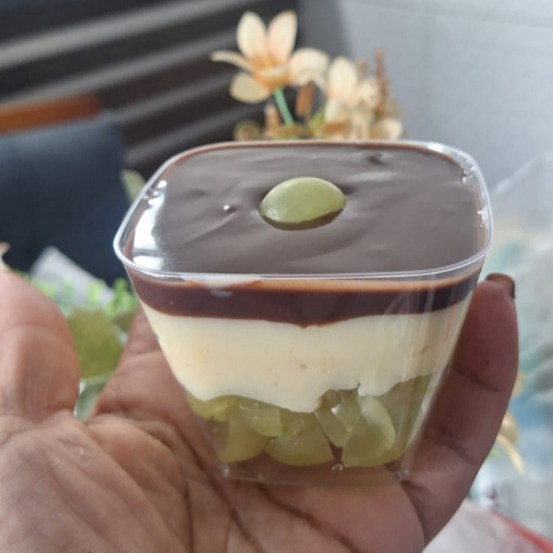 uvas, ninho e ganache de chocolate