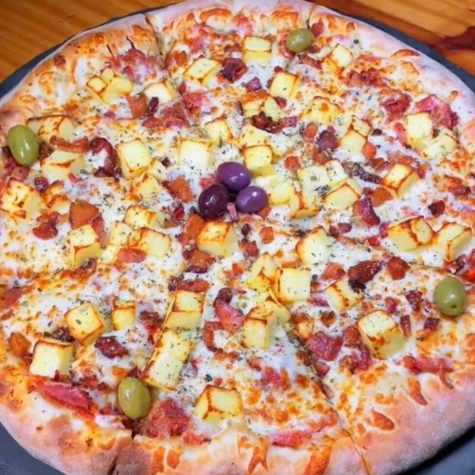 Delicie-se com uma pizza grande 35cm 8 fatias, cuidadosamente preparada com ingredientes de alta qualidade e recheio farto. Você tem a liberdade de escolher até dois sabores, proporcionando uma experiência gastronômica personalizada e única. Como um bônus especial, esta oferta está acompanhada de uma refrescante garrafa de refrigerante totalmente grátis. Aproveite esta promoção exclusiva e torne sua refeição ainda mais prazerosa!