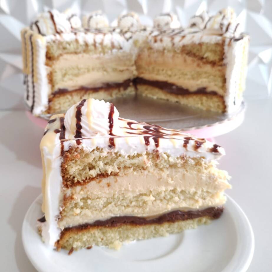 Fatia de Torta Ninho Trufado com Nutella: Massa fofinha de baunilha, recheio cremoso de Ninho trufado e uma camada irresistível de Nutella, finalizada com chantilly e mais Nutella por cima. Uma sobremesa leve, cremosa e simplesmente apaixonante a cada colherada.