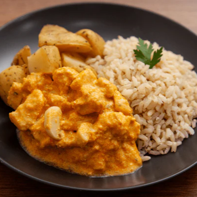 Nosso delicioso strognoff feito com Frango em tiras, arroz integral e legumes ao vapor. Só aqui você encontra strognoff Fit e super delicioso.