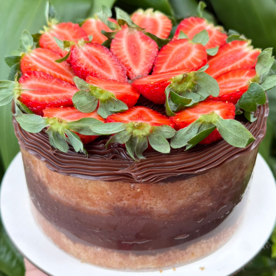 Bolo feito com massa de pão de ló de baunilha regada com calda de leite condensado e recheado com brigadeiro gourmet cremoso. Sendo duas camadas de massa e uma de recheio cremoso. Morangos em cima do bolo Não vai chantilly, vai envolto em uma tira de acetato o que possibilita molhar mais o bolo e preserva no transporte para que ele não "desabe". Ótima Opção par a Presente de Aniversário Bolo de Aniversario Bolo de Festa Bolo Confeitado Bolo Festivo