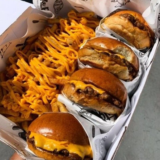 LEVE: 4 SMAHS BURGERS COM CARNE ARTESANAL DEFUMADA DE 80G, QUEIJO DERRETIDO, MAIONESE DELICIOSA DA CASA. ACOMPANHA BATATA COM CHEDDAR.**NÃO É PERMITIDO ADICIONAIS NESTA PROMOÇÃO.**