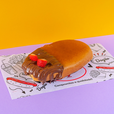 Pao De Dog Tradicional, Recheado Com Creme De Avelã, Leite Condensado E Morango.