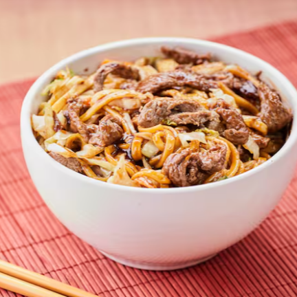 Carne suculenta, presunto e mix de legumes no macarrão yakisoba frito, com o irresistível toque do molho shoyu e especiarias orientais. O clássico que nunca decepciona.