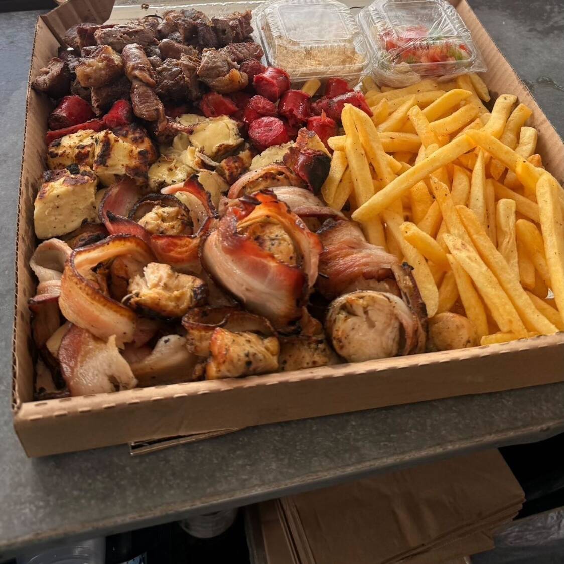 Combo Família Filé – R$159,99 Perfeito pra reunir a galera e aproveitar aquele sabor que todo mundo ama! 10 espetos da sua preferência 500g de batata frita crocante 150g de vinagrete fresquinho 150g de farofa temperada 1 refrigerante 1,5l Grátis Um combo completo, saboroso e com tudo que você precisa pra uma refeição caprichada em família. Serve super bem até 6 pessoas!