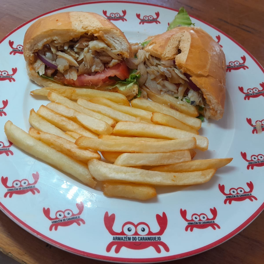 Contra filé, linguiça Mineira e iscas de frango formam o nosso delicioso churrasquinho misto, no ponto certo, com aquele sabor que só um bom churrasquinho tem.