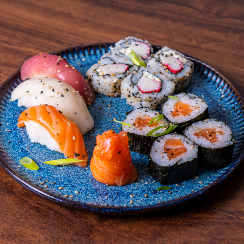 1 joy, 4 uramaki de salmão, 2 salmão, 3 hossomaki.