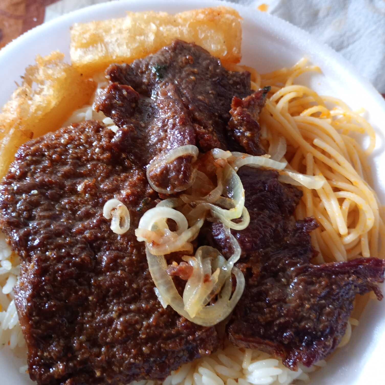 Marmita Fitness de Carne Fatiada com Arroz Branco, Feijão-Preto e Brócolis Refogado