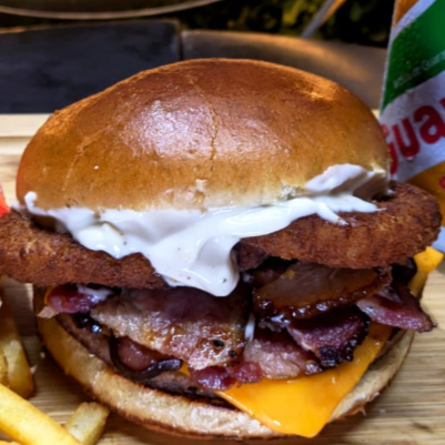 Hamburguer composto por 1 Bifes de Hamburguers (Comum), 1 queijo, 2 aneis de cebola Bacon e Molho especial