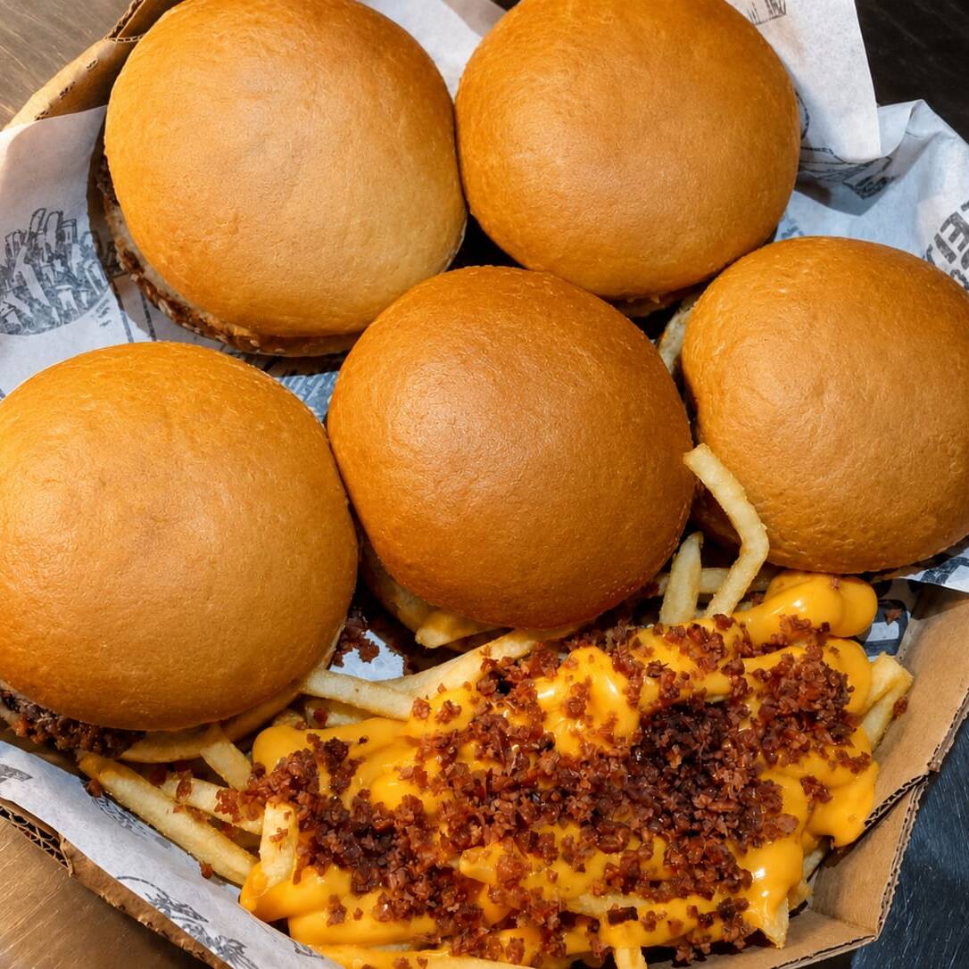 “5 Burguer's artesanais suculentos + batata frita turbinada com cheddar cremoso, bacon crocante.. Combo perfeito pra dividir.