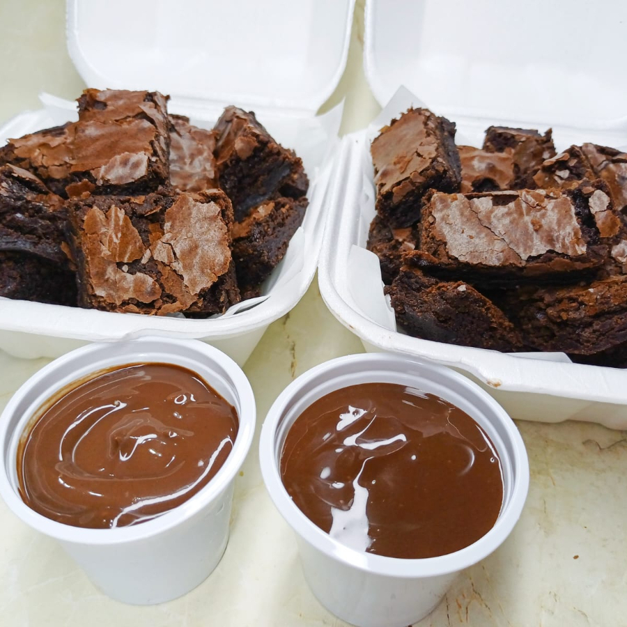 Sua noite pede isso 🤤 Brownie Bites macios e intensos, com brigadeiro cremoso pra mergulhar e aproveitar cada pedaço. Simples, delicioso e impossível comer pouco!
