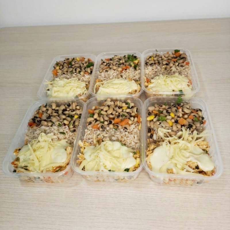 Marmitas- média (200g) - grande (400g). marmita saudável, saborosa, prática e nutritiva! . observações: -marmitas congeladas, aquecimento no microondas, forno ou banho maria.