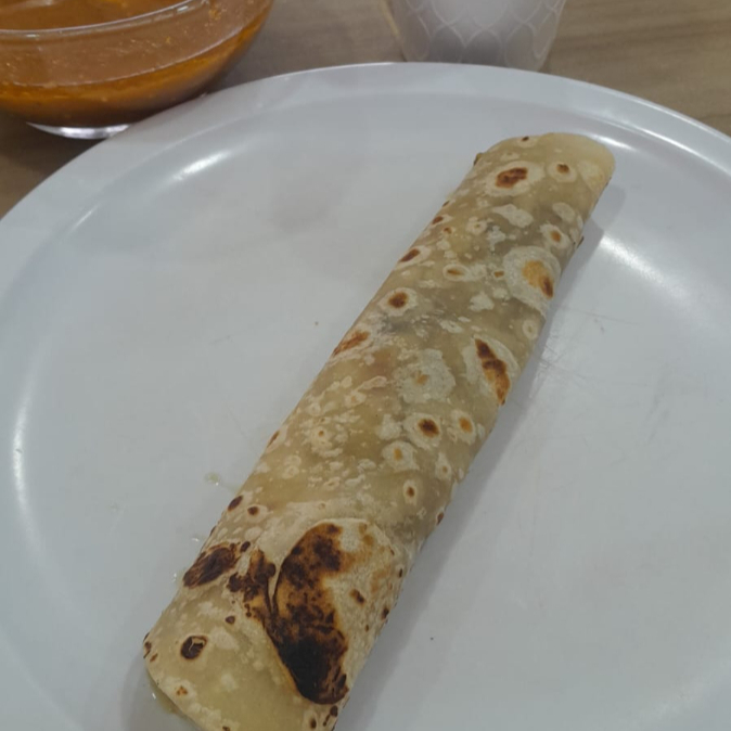 Flauta de Harina de Chicharrón en Salsa Roja