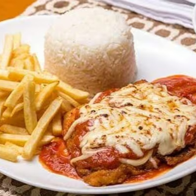 Arroz, file de frango a parmegiana , fritas.