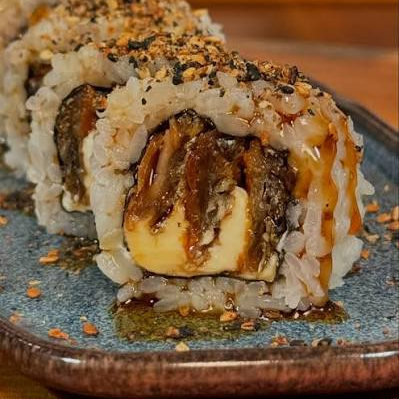 Preparado com pele de salmão grelhada crocante, cream cheese e cebolinha, envoltos em arroz e gergelim
Acompanha 1 hashi, 1 sachê de shoyo e 1 sachês de teriyaki