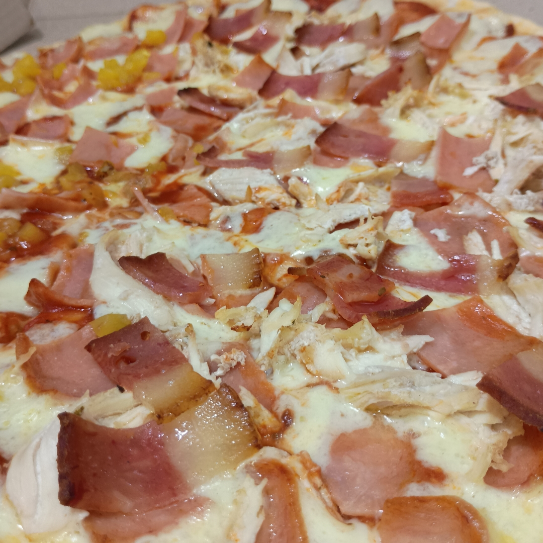Personal jamón, salami, pollo y tocineta