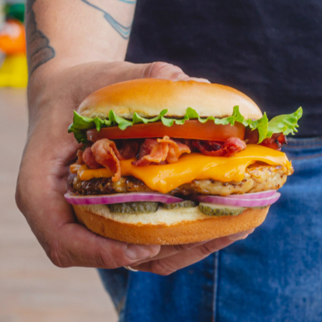 Pão brioche, smash burguer, queijo prato, alface americana, tomate, picles e cebola. Acompanha fritas