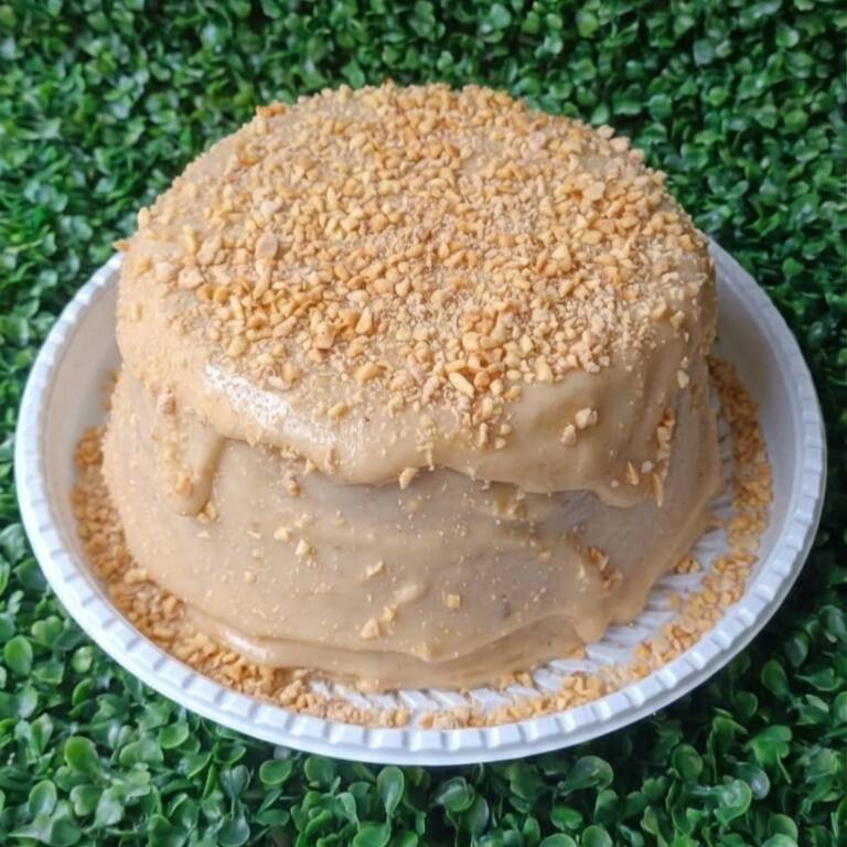 Massa leve e fofinha coberta com um vulcão cremoso de brigadeiro de Paçoca e amendoim. Doce na medida certa, irresistível e com o sabor que todo mundo ama. Um verdadeiro carinho em forma de bolo! Peso médio: 1kgTamanho do bolo: 18cmRendimento: de 8 a 10 fatias