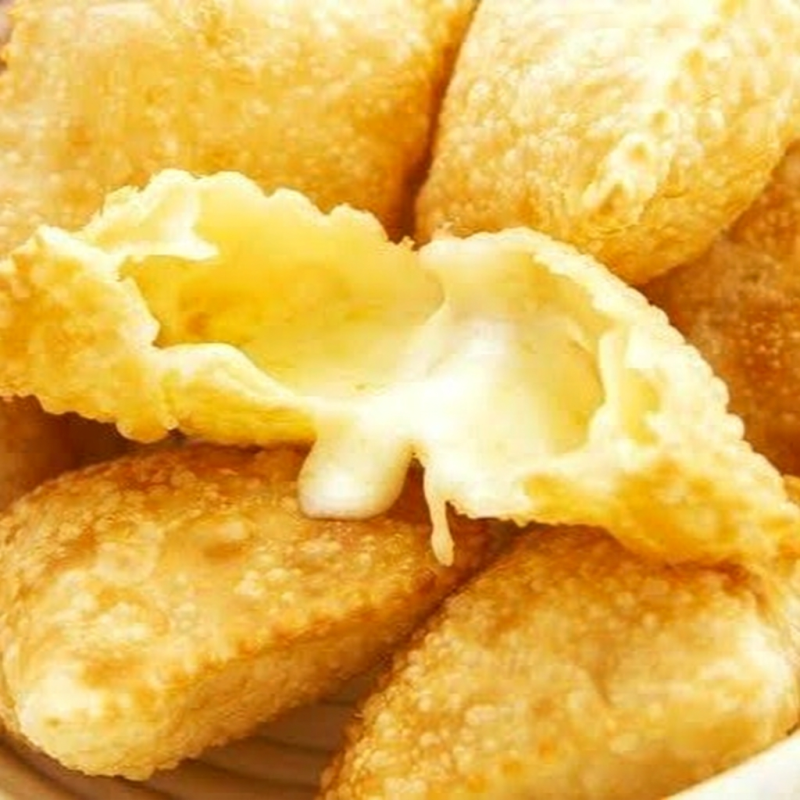 Massa de pastel, queijo.