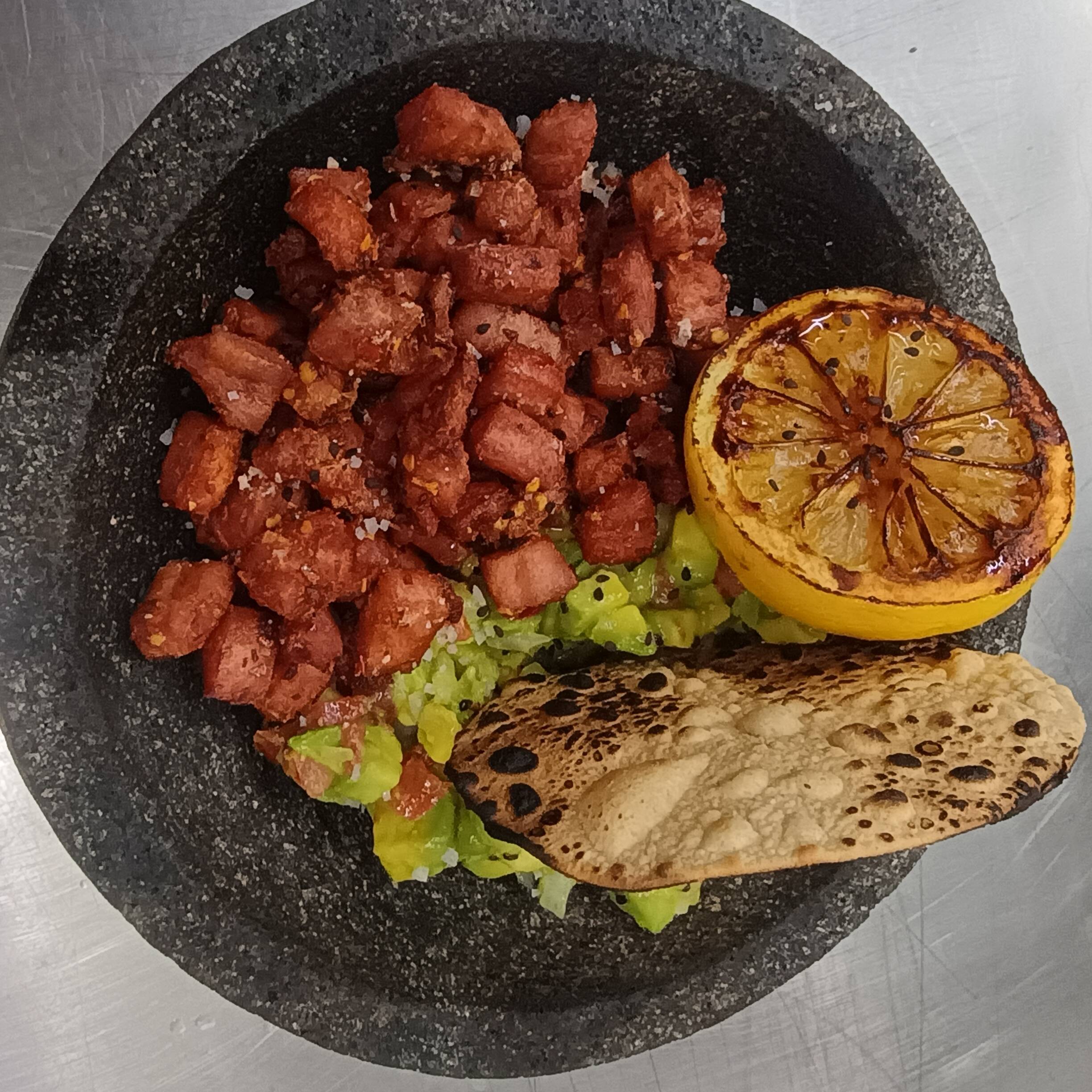 Chicharrón de Atún en Cama de Guacamole