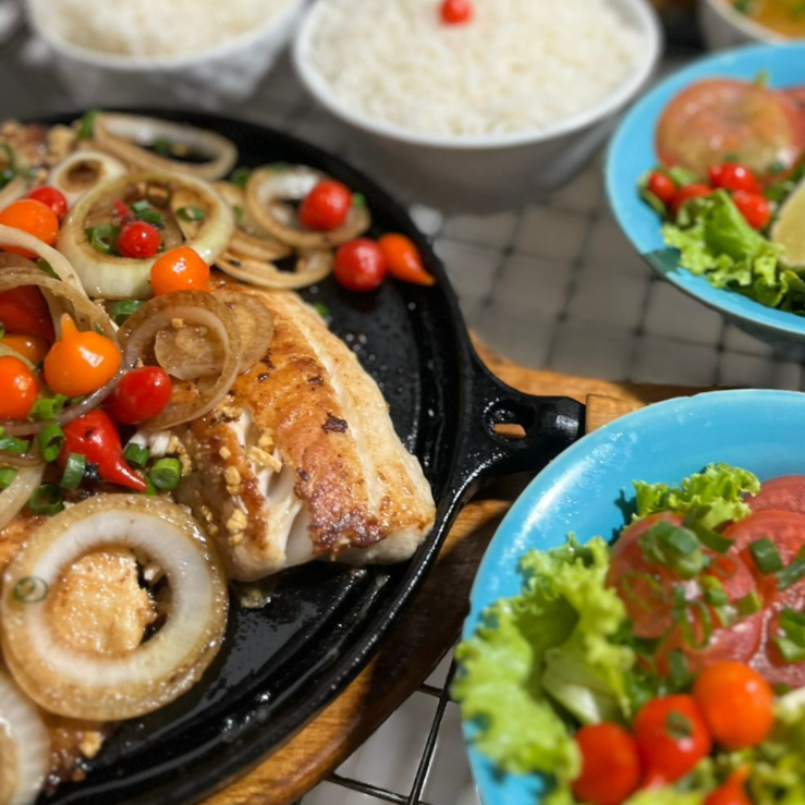 arroz , salada , peixe.