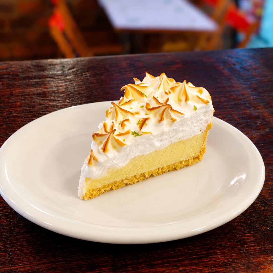 Mousse de limão cremosa, base crocante de biscoito e cobertura suave de merengue. Refrescante e deliciosa!
