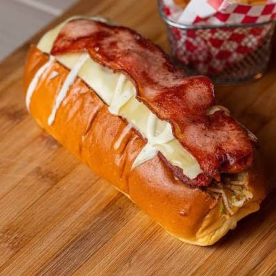 Perro Suizo Pollo Gratinado Tocineta Maiz + Papas