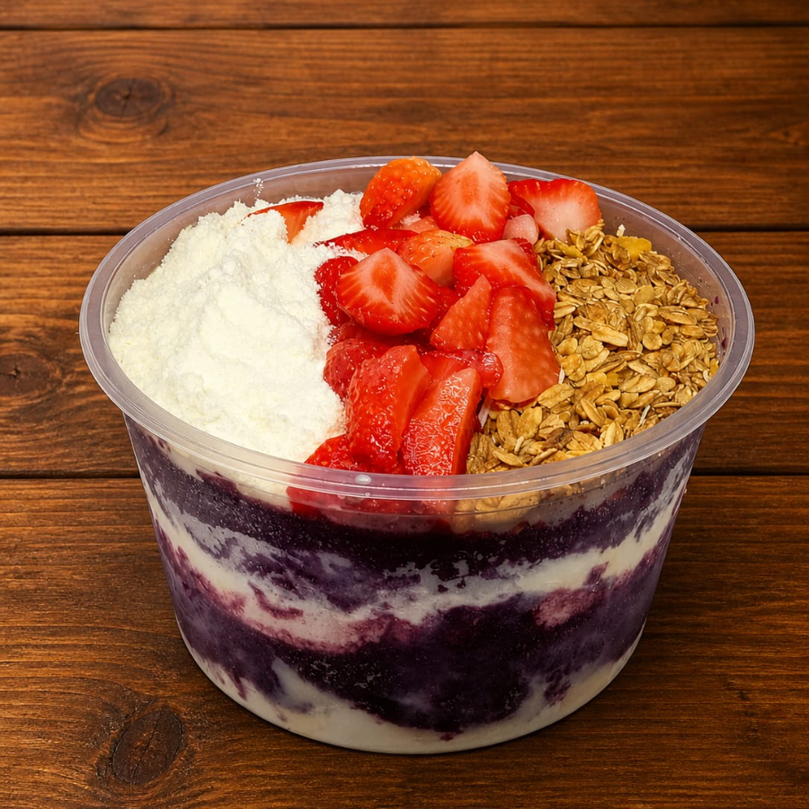 Açaí super cremoso, montado de camadas de leite em pó, e no topo morango e granola
