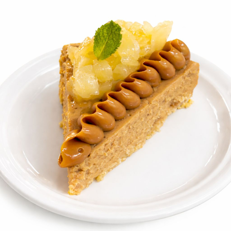 Deliciosa fatia de cheesecake de doce de leite finalizada com compota de abacaxi e doce de leite puro! A verdadeira cheesecake americana!