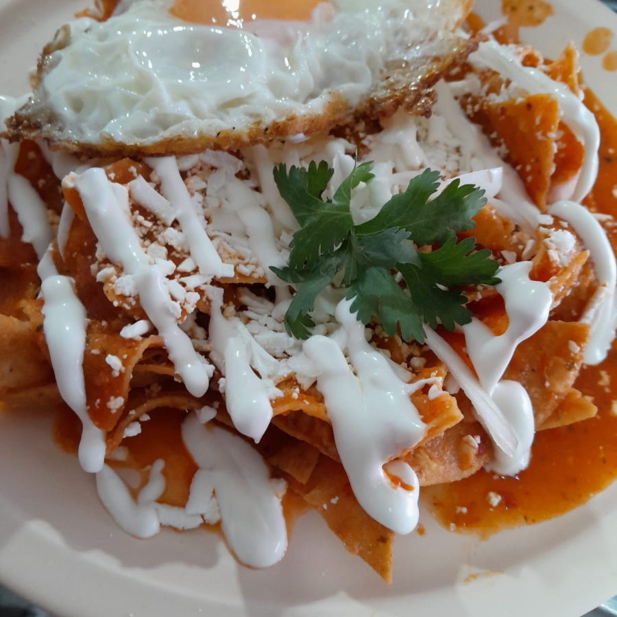 Chilaquiles rojos con huevo