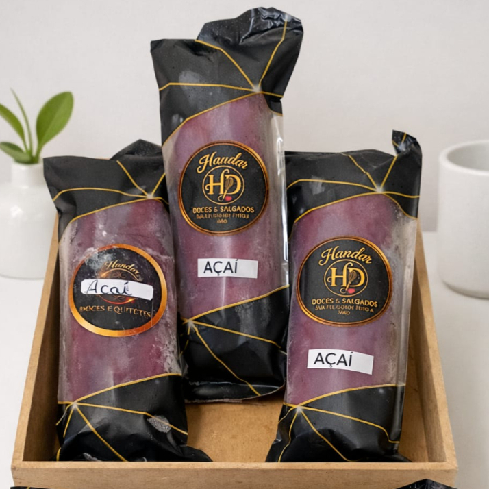 O exótico encontra o conforto! Geladinho gourmet sabor açaí, doçura da banana e a explosão cremosa do leite condensado. Uma festa de texturas e sabores que transforma qualquer Dia quente em um momento especial. -------------#Geladinhodeaçaí #Açaígourmet #Sobremesagelada #Sacolédeaçaí #Açaílovers #Geladinho #Delivery #Verão #Refrescante #Geladinhogourmet #Açaí #Calor #Feitoemcasa #Sorvete