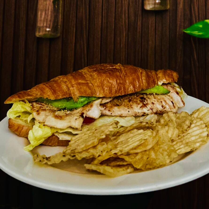 Croissant de pollo parmesano