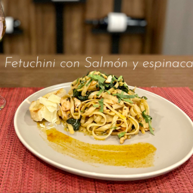 Fetuchini con Salmon y Espinacas
