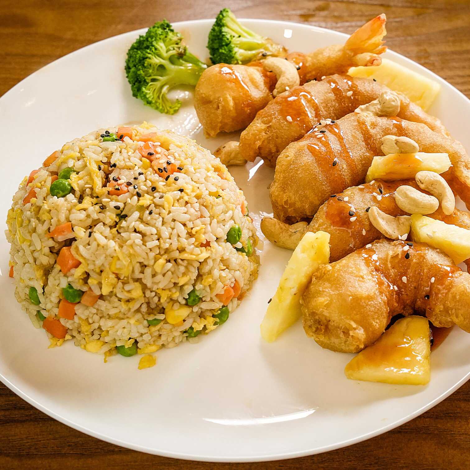 Camarones Tempura y Piña Agridulce con Arroz Frito