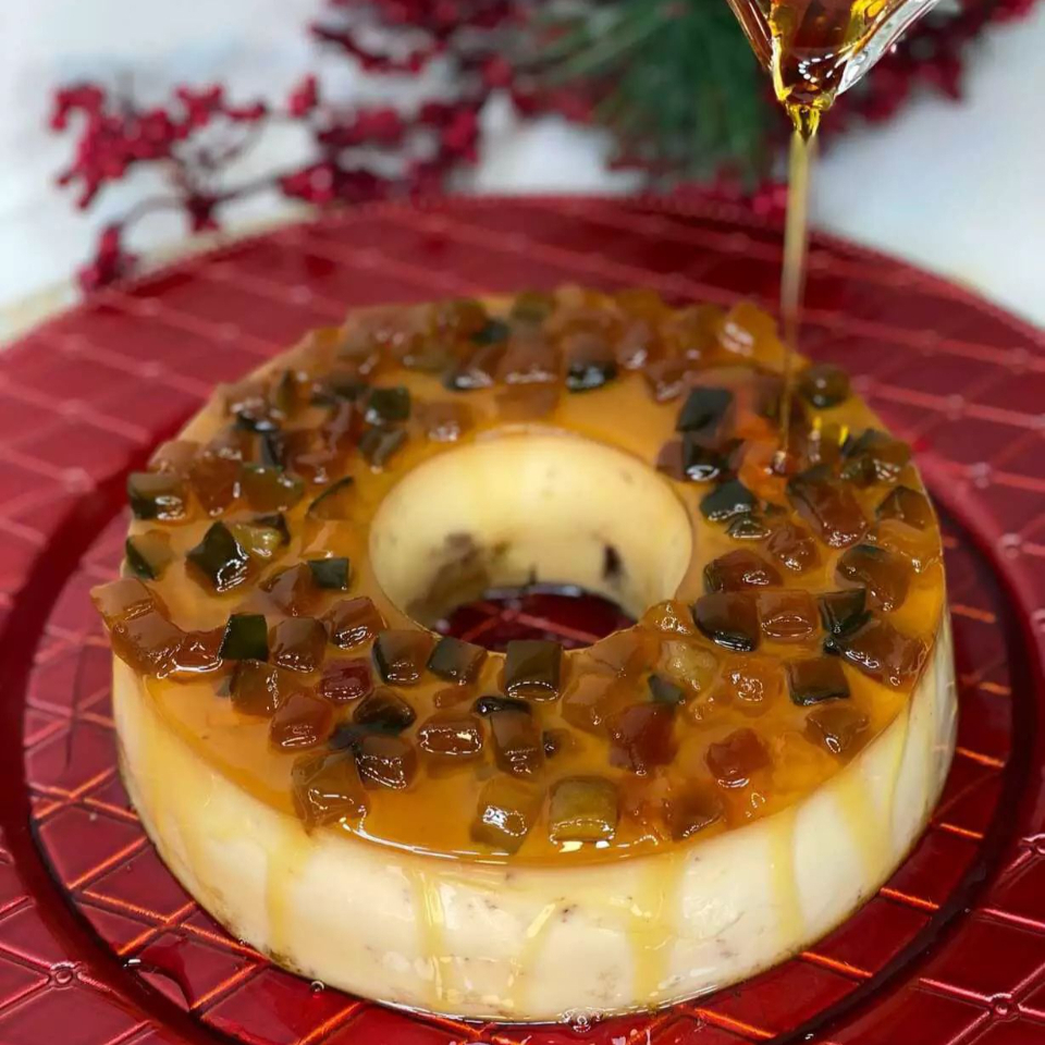 Pudim de panettone com frutas cristalizadas e panettone dentro Natalino, Sabor natal, com e frutas cristalizadas no pudim, Ceia De Natal, Mesa De Natal, Em Família, Ceia Perfeita, Natal 2026, Encomendas De Natal, Faça Sua Encomenda, Peça Agora, Delivery De Recife, Doces, Sobremesa para eventos, Recife Pe, Pernambuco, Zona Sul Recife, Delivery Recife