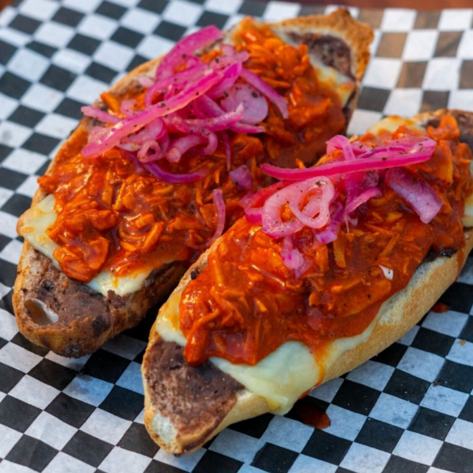 MOLLETES 2 PIEZAS CON COCHINITA PIBIL