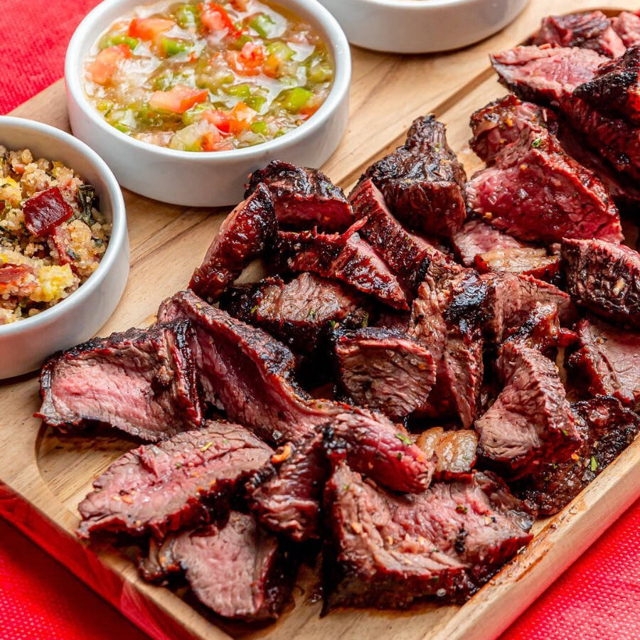 (Serve 6 pessoas) acompanhamentos: Arroz Branco, baião, tropeiro, farofa, salada crua, salada de maionese, batata , pão de alho