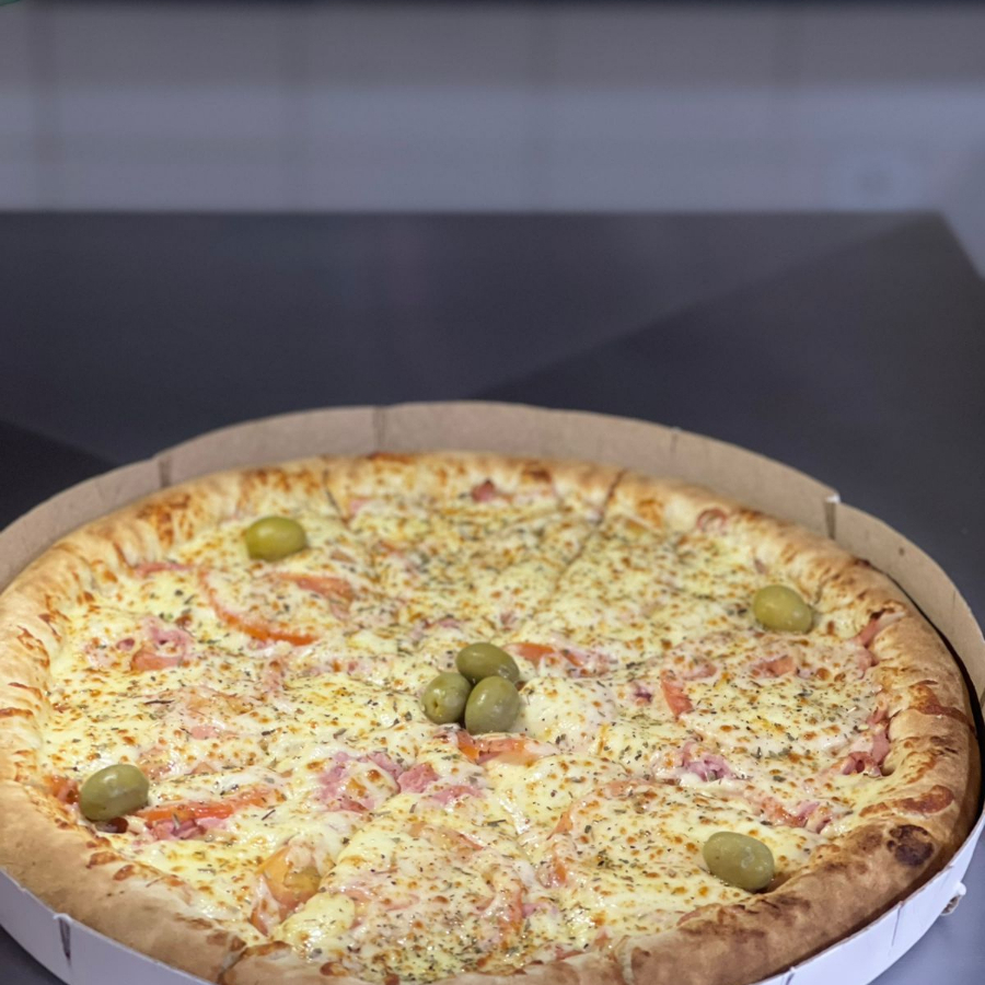 Pizza Bauru – Presunto, tomate, mussarela e orégano.