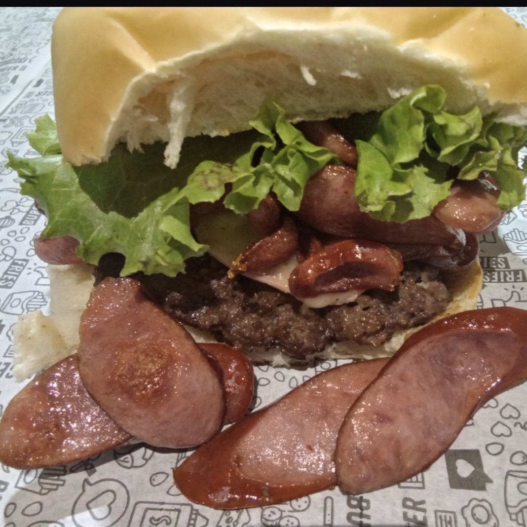 Pão, carne smash 80g , ovo, queijo presunto, calabresa , alface, cebola, tomate