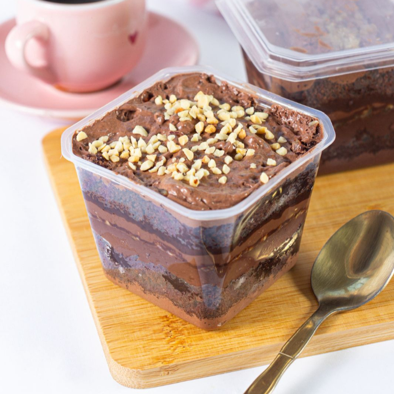 Um delicioso bolo de pote Ferrero Rocher ele vai camadas de bolo de chocolate bem molhadinho, nosso famoso Brigadeiro gourmet 50% cacau, amendoim e muita Nutella.