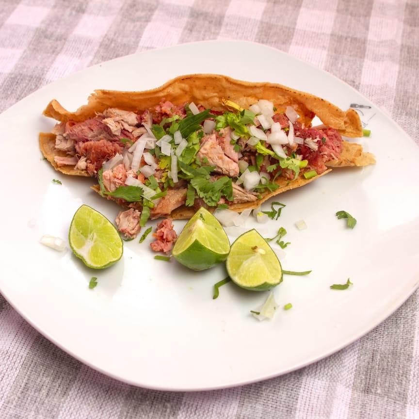 Quesadilla grandes de sesos rellenas de carnitas