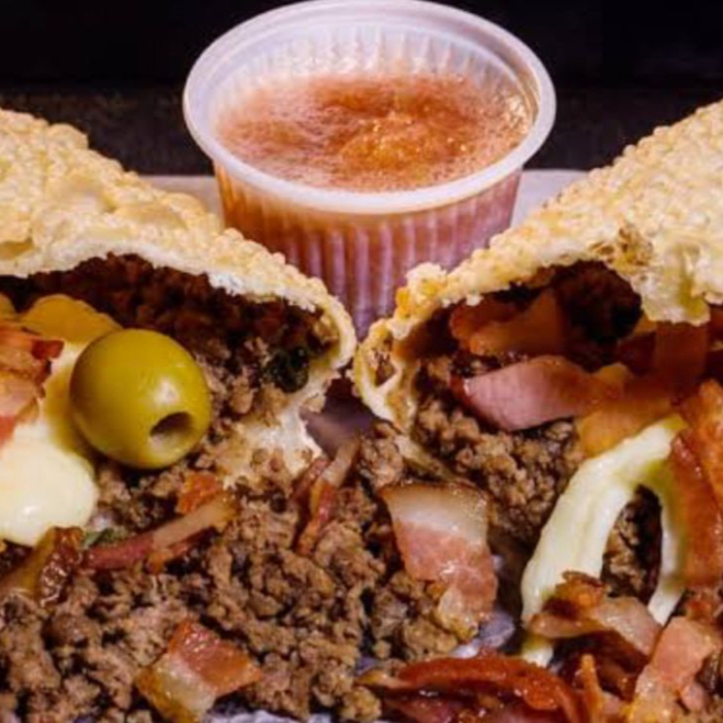 Carne moída com bacon e queijo.