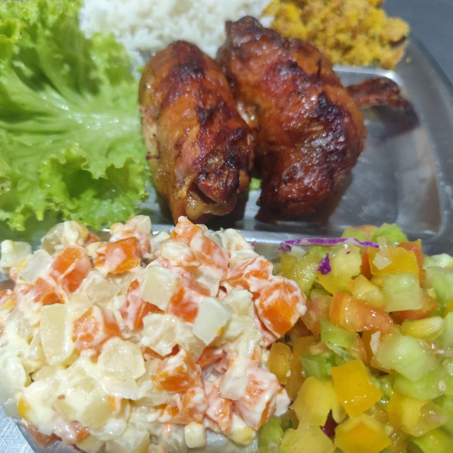 Acompanha feijao tropeiro, arroz, salada de maionese e vinagrete.