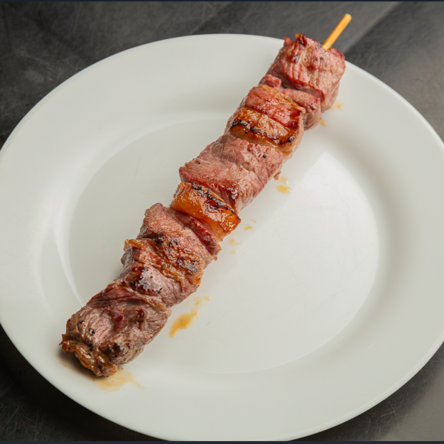 Suculento espeto de maminha. (acompanhamento à parte)