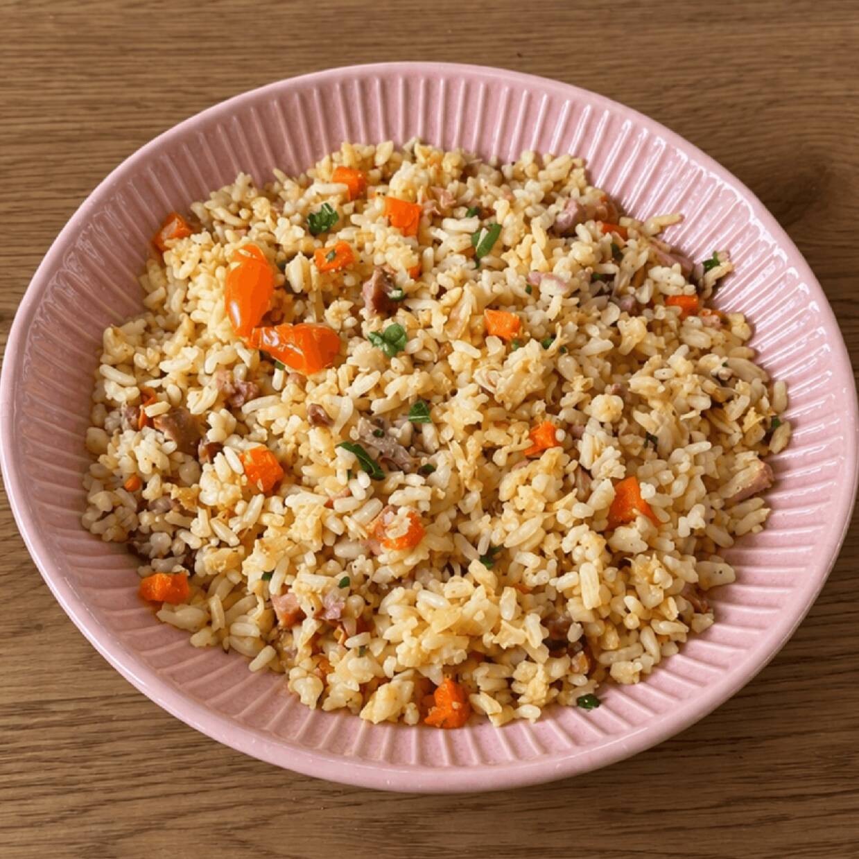 Nosso arroz mineiro é cheio de sabor, com uma combinação que deixa qualquer almoço ou jantar mais gostoso! Para quem ama a culinária mineira, essa é a opção perfeita para variar o cardápio e aproveitar uma refeição deliciosa no dia a dia sem sair de casa!
Feito com arroz branco, pernil suíno, cenoura, bacon, linguiça calabresa, cebola branca, salsa, tomate cereja, sal refinado, cebolinha, alho, óleo de milho, páprica defumada e pimenta do reino preta.
Não contém glúten
Não contém lactose
Nenhum ingrediente pode ser alterado
Serve 1 pessoa
Aproximadamente 350g