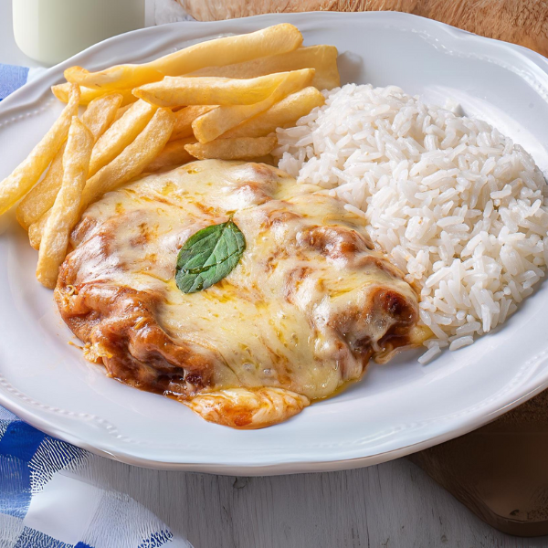 Delicioso frango empanado, crocante e suculento com mussarela derretida e molho da casa, arroz, salada e fritas.