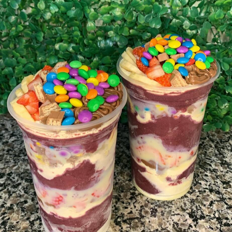 dois copos de açaí montados do seu jeito 😍 selecione seus toppings favoritos, coberturas e frutas deliciosas 😍
(Copos iguais)